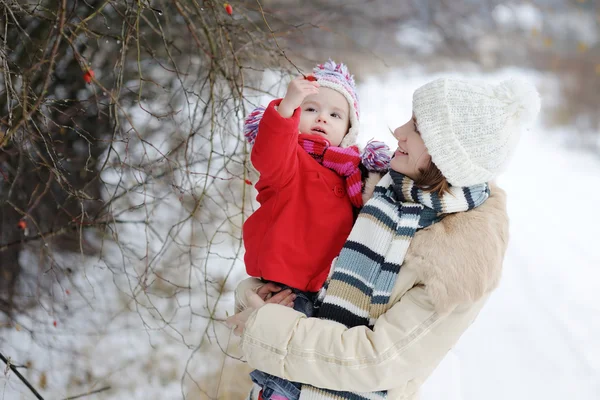 冬天宝宝的小女孩和她的母亲 — 图库照片