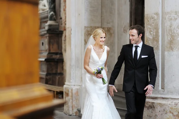 Beautiful bride and groom — Stock Photo, Image