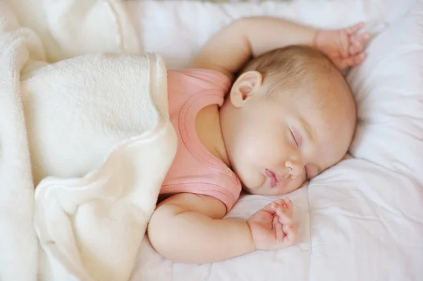 Pequeno bebê recém-nascido doce em uma cama — Fotografia de Stock