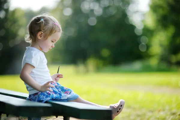 Bedårande liten flicka stående utomhus — Stockfoto