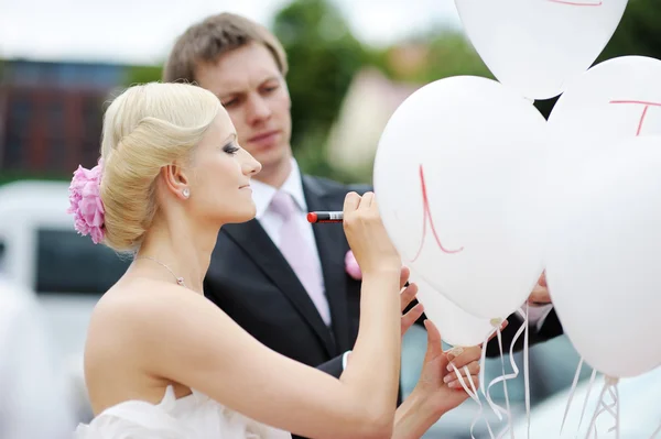 Bride writing on a balloon — Stock Photo, Image
