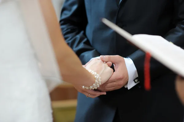 Невеста и жених держатся за руки — стоковое фото