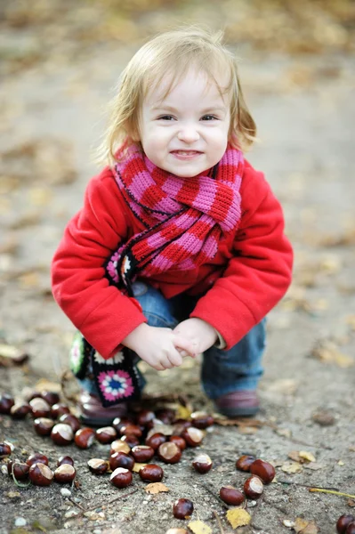 Αξιολάτρευτο μικρό παιδί κορίτσι σε εξωτερικούς χώρους για την ημέρα του φθινοπώρου — Φωτογραφία Αρχείου