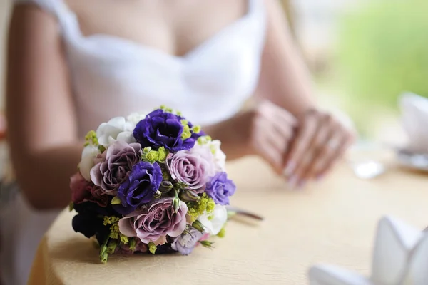 Bruiloft boeket op een tafel — Stockfoto