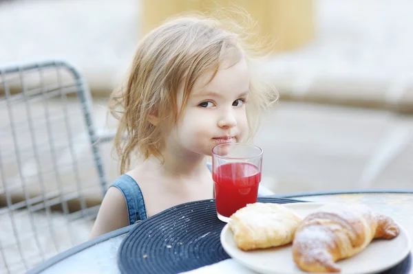 Lächelndes kleines Mädchen beim Frühstück — Stockfoto