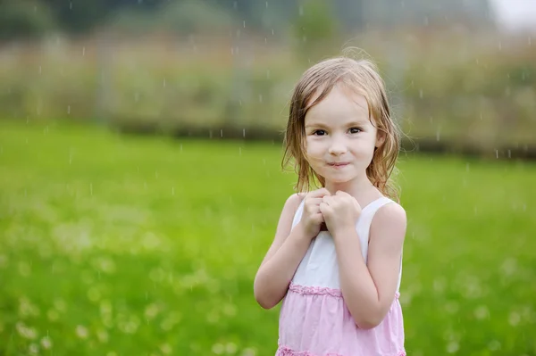 Bambina sotto la pioggia — Foto Stock