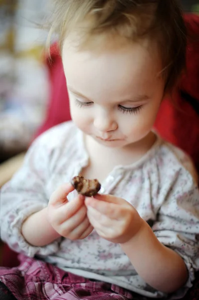 Meisje van de peuter eten van chocolade — Stockfoto