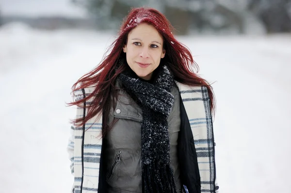 Mujer joven y bosque nevado —  Fotos de Stock