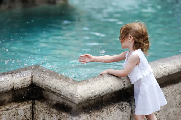 Lustiges Kind hat Spaß am Stadtbrunnen — Stockfoto