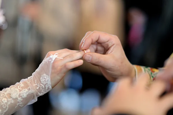 Brudgummen att sätta ringen på brudens finger — Stockfoto