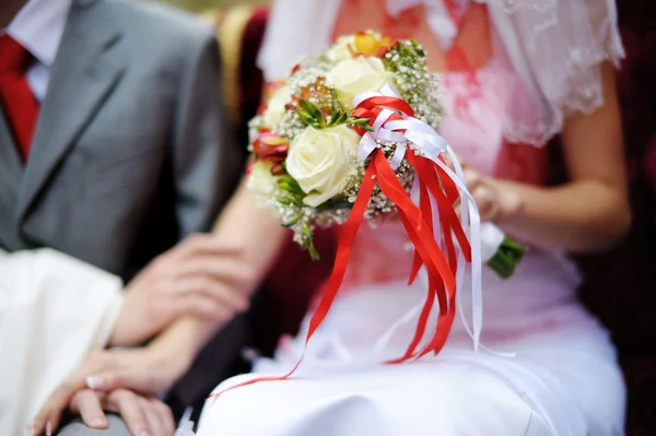 Наречена тримає весільний букет з квітами — стокове фото