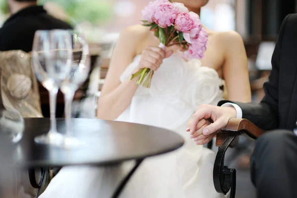 Bruden och brudgummen håller sina händer — Stockfoto