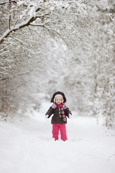 Menina pequena no inverno — Fotografia de Stock