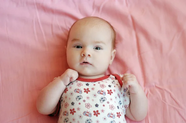 Bebé de cuatro meses en una manta rosa — Foto de Stock