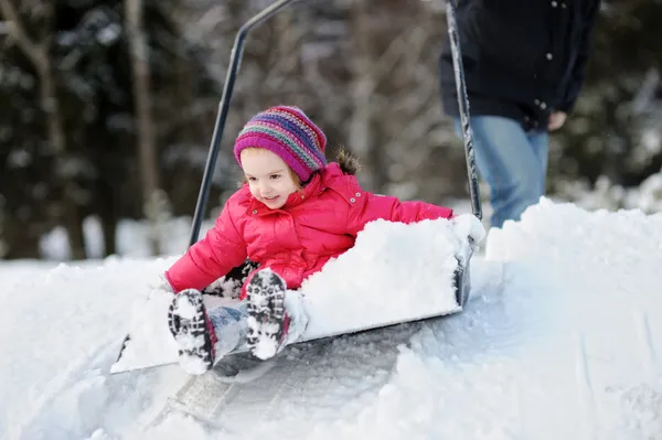 Zimowe zabawy: o jazda na śniegu łopatą — Zdjęcie stockowe