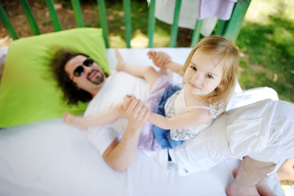 Pai e sua menina se divertindo — Fotografia de Stock