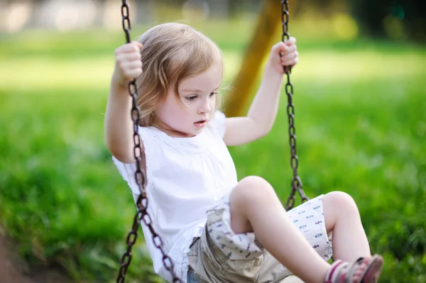 Bambina si diverte su un'altalena — Foto Stock