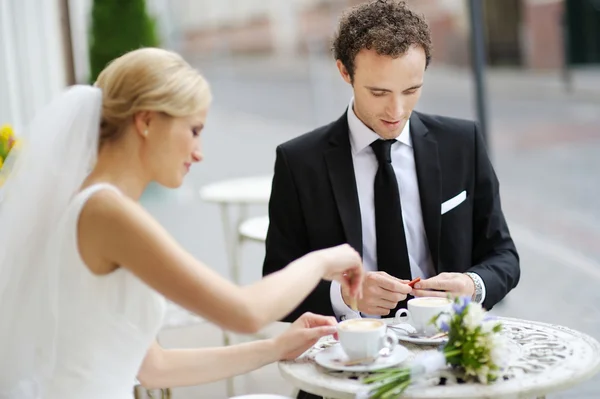 Bruden och brudgummen på uteservering — Stockfoto