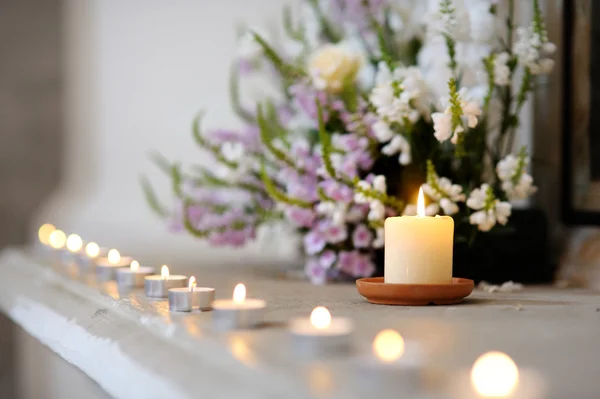 Fila de pequenas velas — Fotografia de Stock