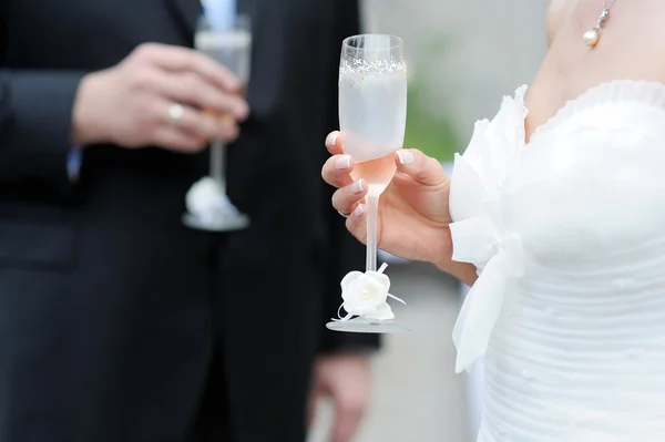 Bruden och brudgummen håller champagneglas — Stockfoto