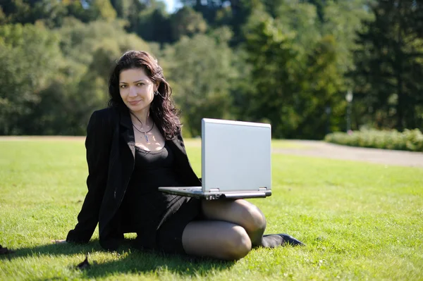 Jovem com um caderno em um parque — Fotografia de Stock