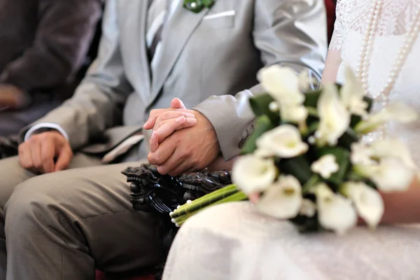 Bride and groom holding each other's hands — Stock Photo, Image