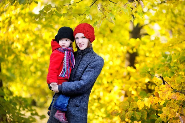 Joven madre y su niña en otoño — Foto de Stock