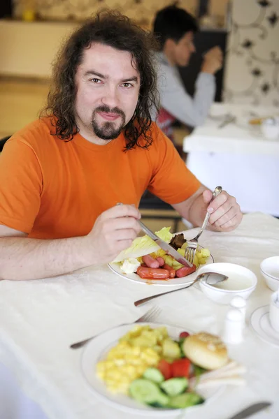 彼は朝食を持つ若い男 — ストック写真