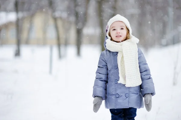 Little girl having fun at winter — Stock Photo, Image