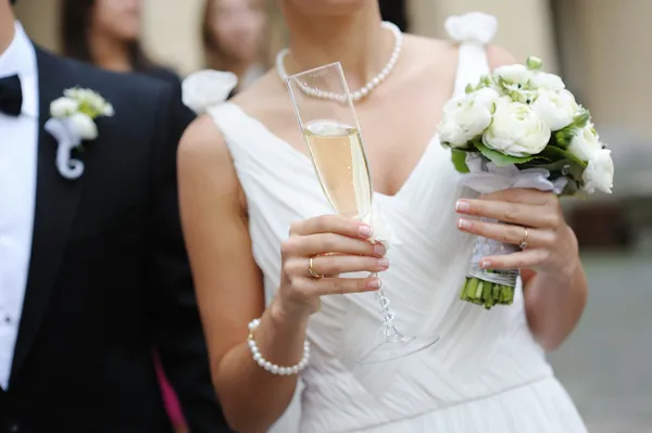Nevěsta drží sklenici šampaňského — Stock fotografie
