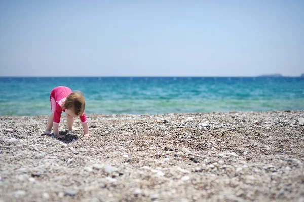 かわいい幼児の女の子が、ビーチで遊んで — ストック写真