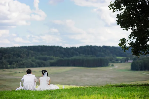 Bruden och brudgummen vila utomhus — Stockfoto