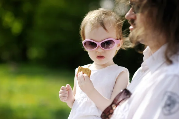 面白い幼児女の子食べるクッキー — ストック写真