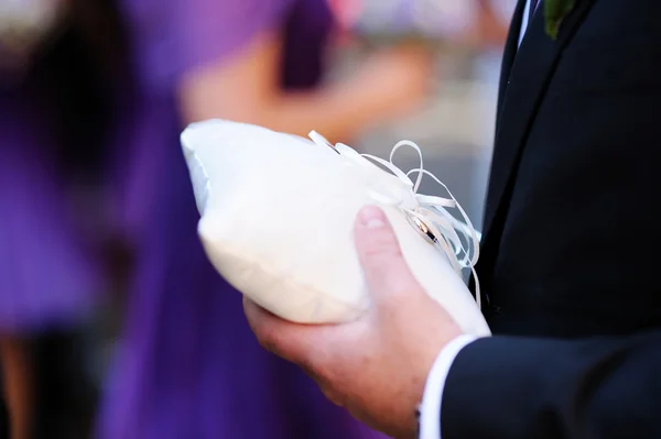 Mejor hombre sosteniendo una almohada con anillos de boda —  Fotos de Stock