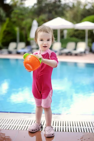 Linda chica jugando en la piscina — Foto de Stock