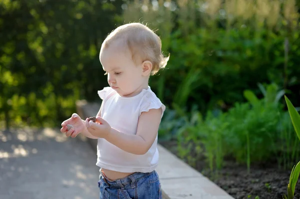 Adorável menina criança jogando — Fotografia de Stock