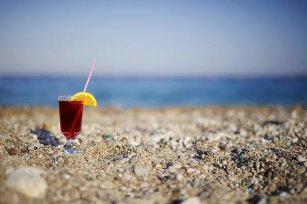 Tropical fresh juice on a beach — Stock Photo, Image