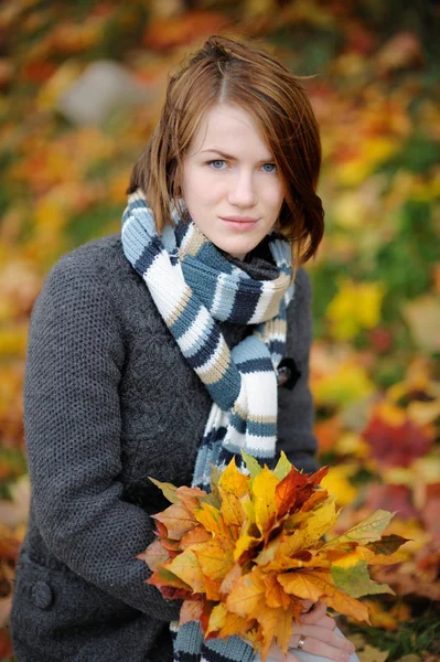 美しい秋の若い女性 — ストック写真