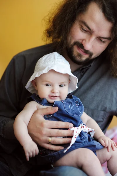 Drie maanden oude babymeisje lachen — Stockfoto