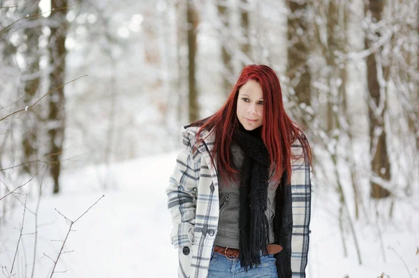 Jovem mulher e floresta nevada — Fotografia de Stock