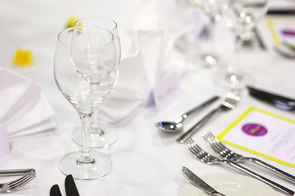 Las copas de vino sobre la mesa de fiesta —  Fotos de Stock