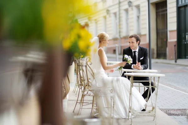 Bride and groom at outdoor cafe — Stock Photo, Image