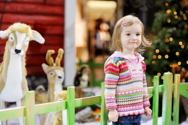 Śliczny maluch w centrum handlowym na Boże Narodzenie — Zdjęcie stockowe