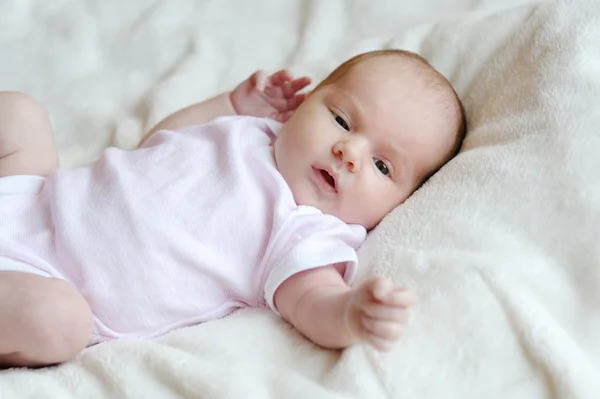 Tatlı küçük bebek yatakta — Stok fotoğraf