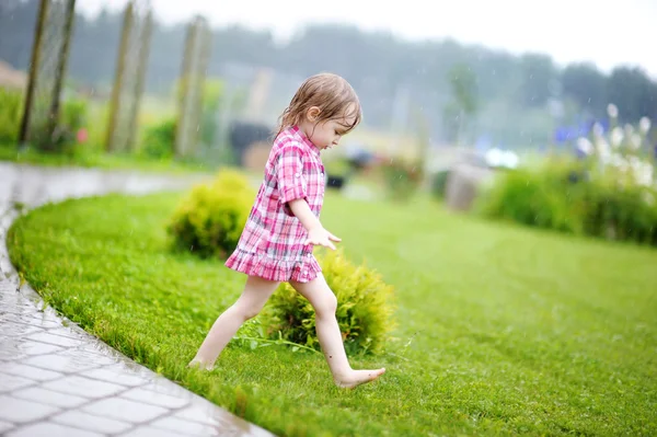 Petite fille s'amuser sous la pluie — Photo