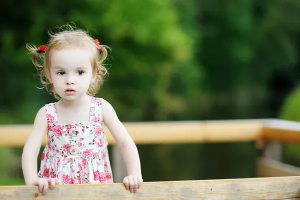 Een portret van schattig peuter meisje — Stockfoto