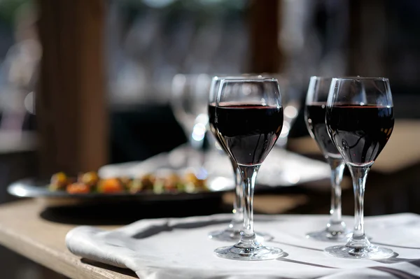 Čtyři sklenice s vínem na sun — Stock fotografie