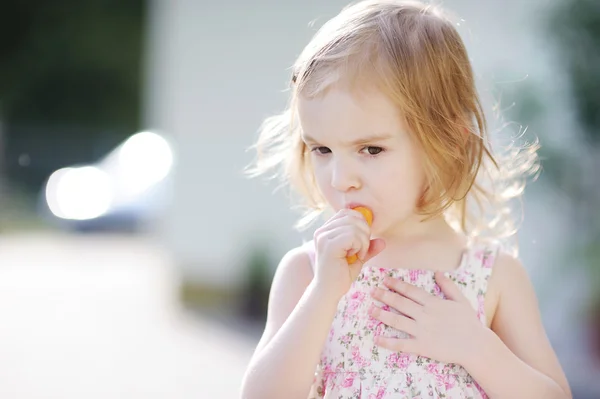 Przedszkolak urocza dziewczynka jedzenie marchew — Zdjęcie stockowe