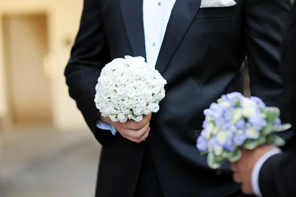 Kmotru drží květiny a ženich — Stock fotografie
