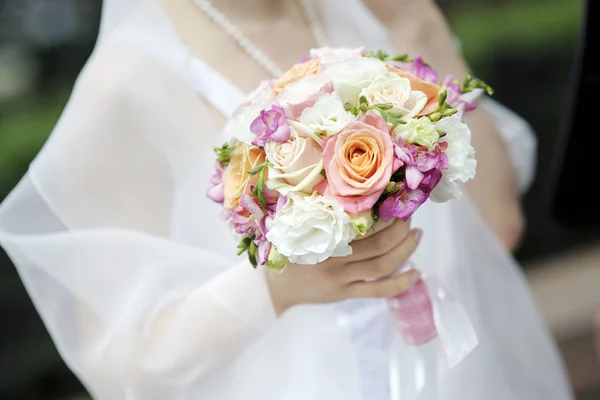 Mariée tenant beau bouquet de fleurs de mariage — Photo